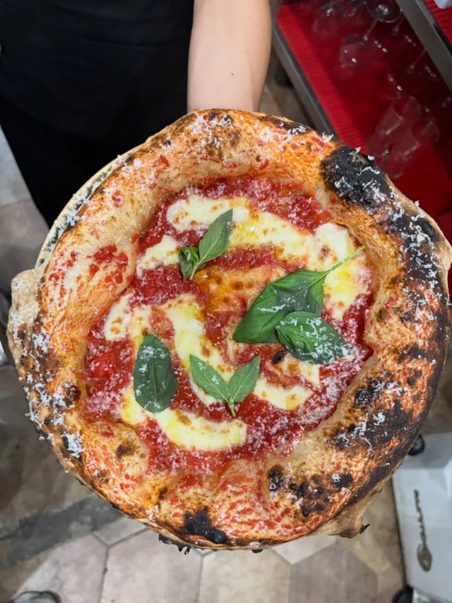 Pizza fotografiada con el m&oacute;vil nada m&aacute;s salir del horno