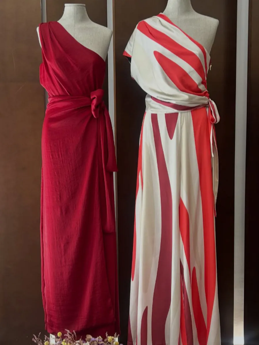 Dos vestidos colgados en maniqu&iacute;es dentro de la tienda