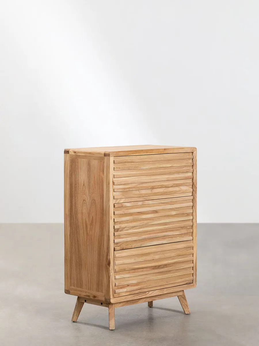 C&oacute;moda de madera sobre fondo blanco de cat&aacute;logo