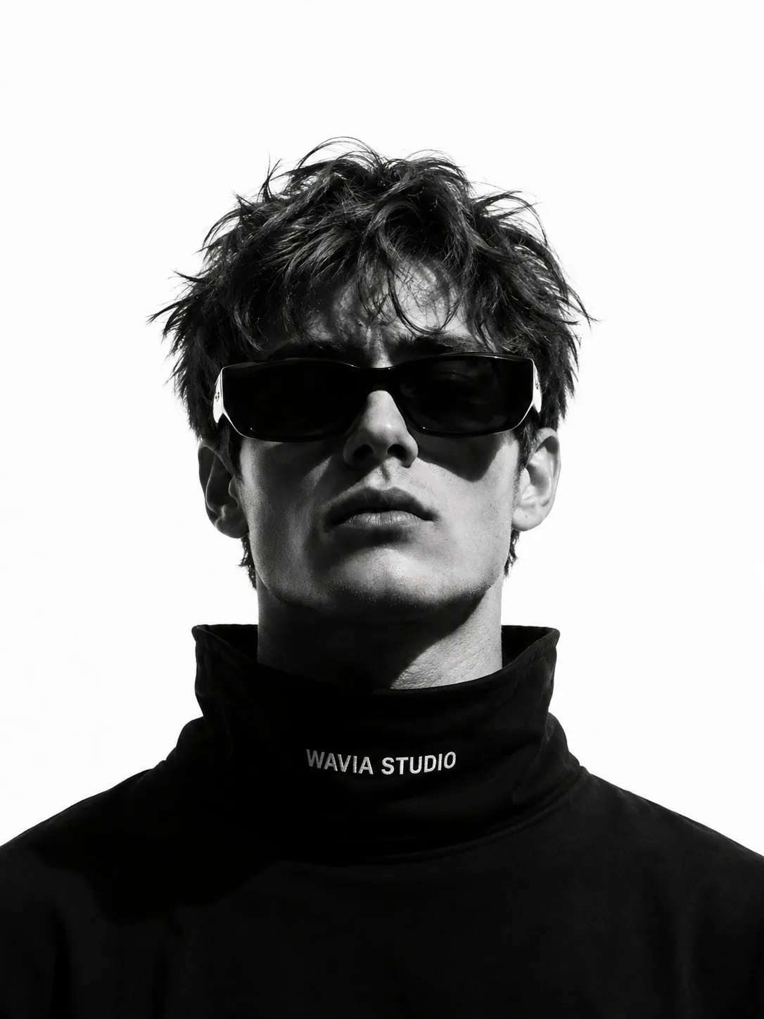 Retrato con gafas de sol sobre fondo blanco