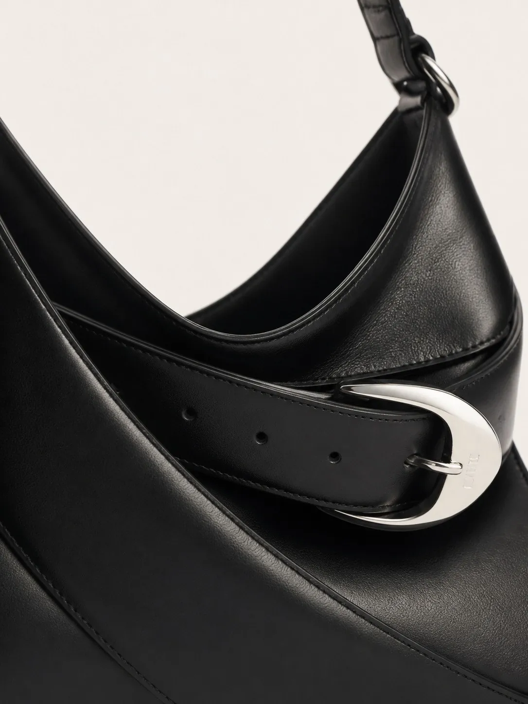 Detalle de la hebilla del bolso de piel