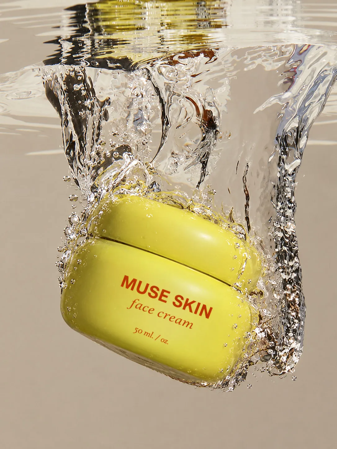 La crema MUSE SKIN entrando en el agua