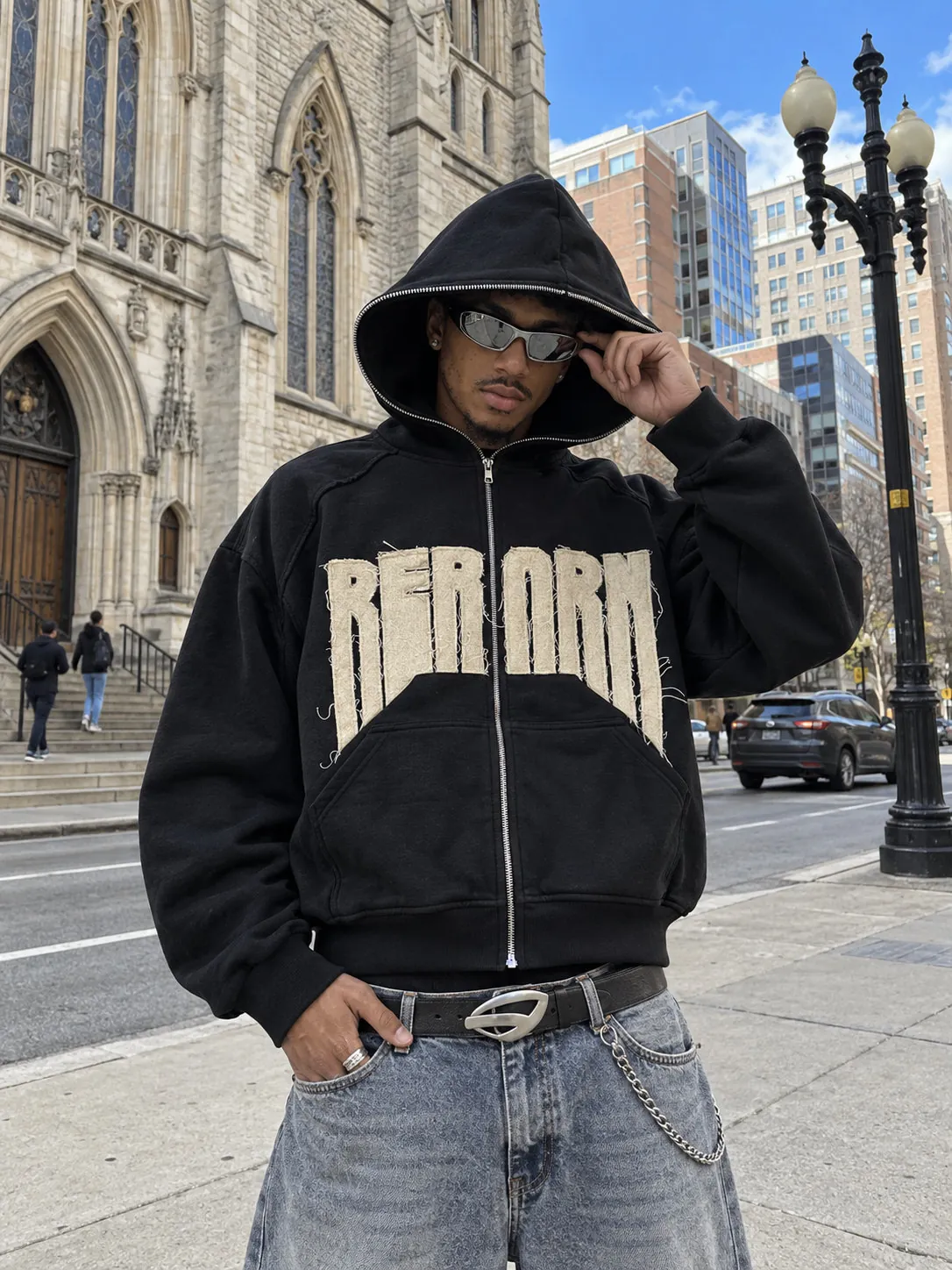 Sudadera REBORN en la calle
